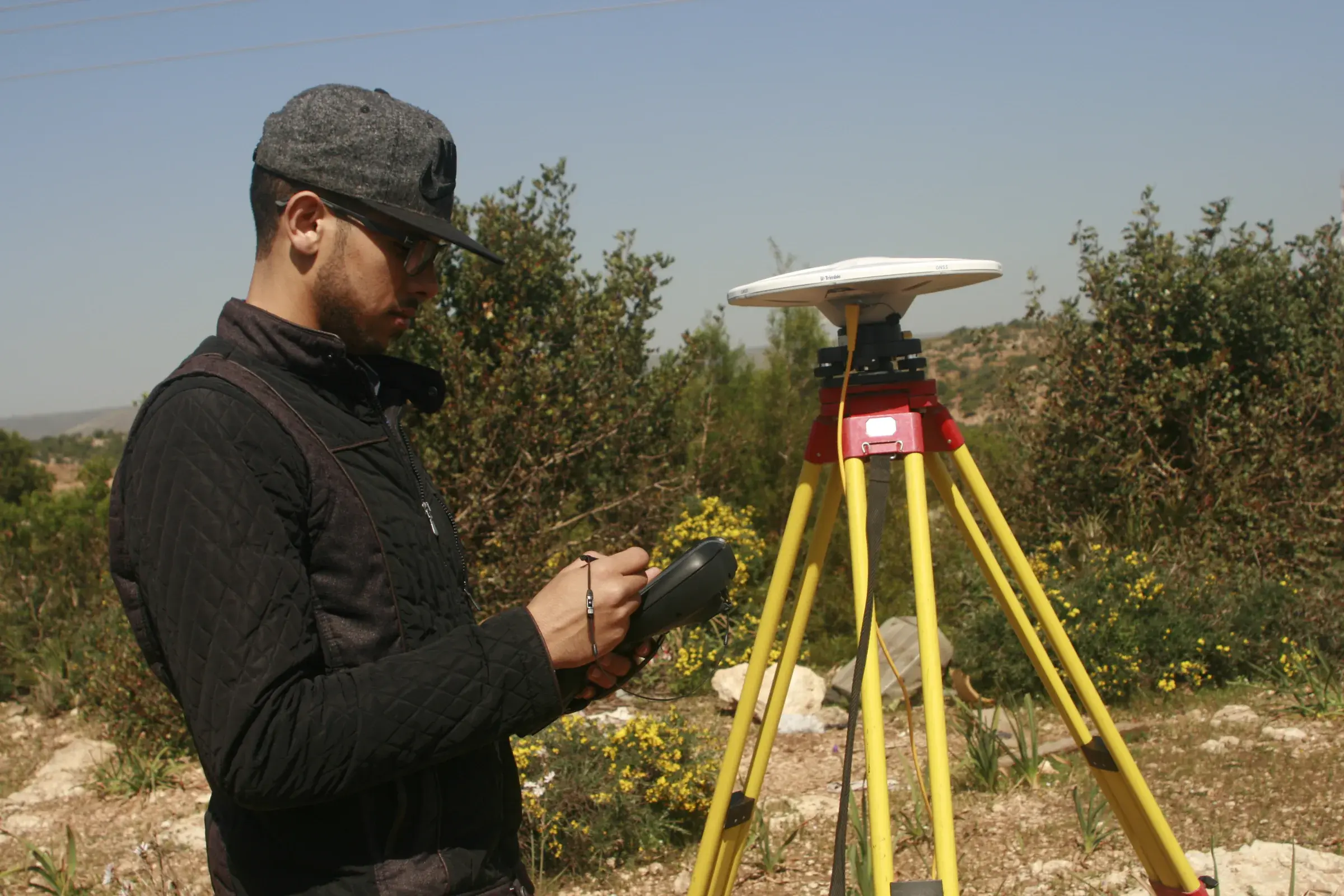 Opérateur GNSS RTK en station sur le terrain
