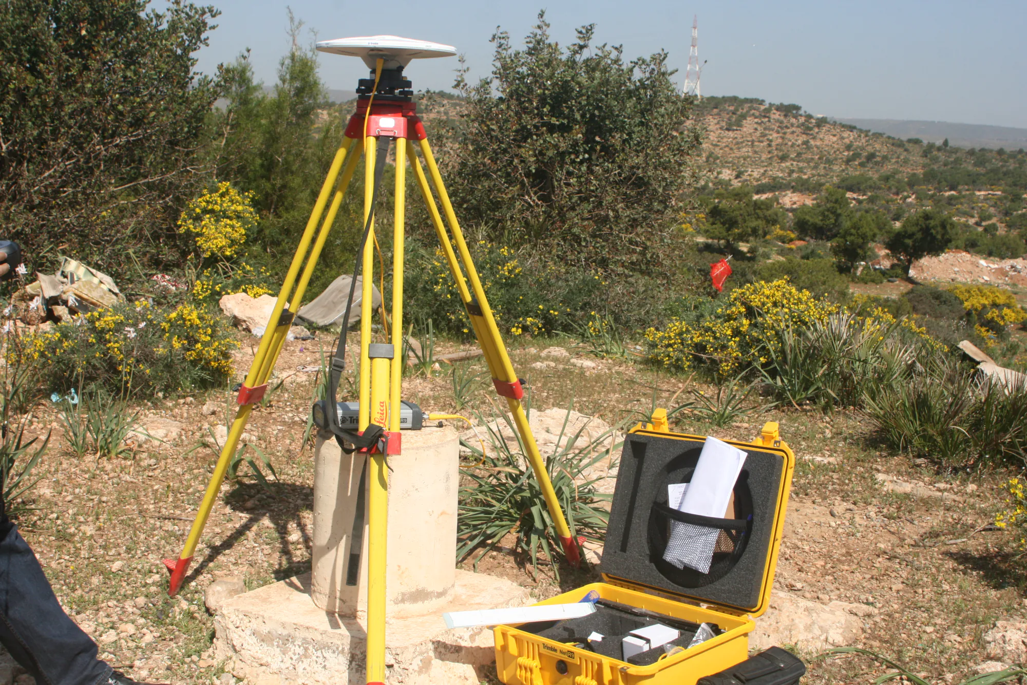 Récepteur GNSS, trépied et équipement de levé du cabinet à Oran